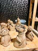 keramisk figurer av änglar torr på en trä- styrelse foto
