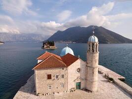 gammal sten kyrka av vår lady på de stenar på de ö av gospa od skrpjela montenegro. Drönare foto