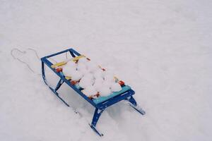 runda snöbollar lögn på en kälke i de snö foto