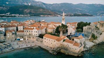 sten fästning väggar av de gammal stad nära de hög klocka torn. budva, montenegro. Drönare foto