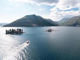 utflykt båt segel till de ö av gospa od skrpjela. montenegro. Drönare foto