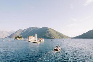 motor båt segel längs de bukt av kotor till de ö av gospa od skrpjela. montenegro. antenn se foto