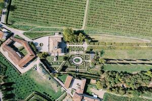 pozega trädgård med fontäner och siffror från de häckar av villa rizzardi. valpolicella, Italien foto