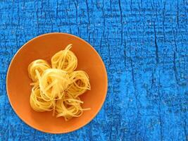 pasta på träbakgrund foto