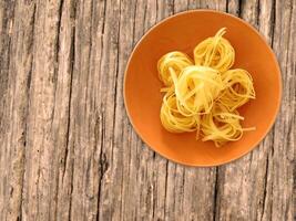 pasta på träbakgrund foto