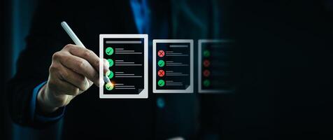 företag prestanda checklista, affärsman använder sig av bärbar dator håller på med uppkopplad checklista undersökning, kolla upp märken på checklista och fyllning uppkopplad form eller svar frågor. utvärdering, uppkopplad undersökning, uppkopplad examen. foto