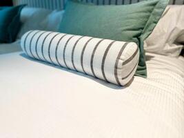 säng hembiträde med rena vit säng ark och grön kuddar i skönhet rum. tvilling säng närbild. foto