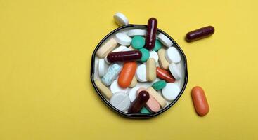 injicerbar piller medicin på en gul bakgrund foto