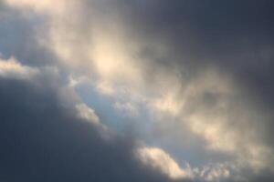 storm moln i de himmel under sommar foto