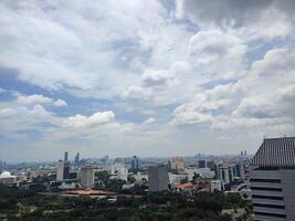 se av byggnader och trafik i de indonesiska stad av jakarta foto