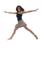 ung svart kvinna i stor hoppa verkan skott foto