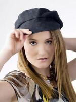 ung kvinna i svart hatt med hand till räkningen foto