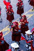 cusco, peru, 2015 - män och kvinnor i traditionell kostym söder Amerika foto