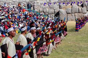 cusco, peru, 2015 - män i traditionell kostym för inti raymi festival foto