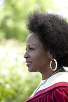utomhus- profil porträtt svart kvinna kyrka klädnader foto