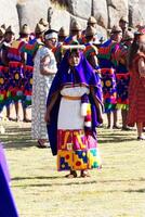 cusco, peru, 2015 - män och kvinnor i traditionell kostym inti raymi festival foto
