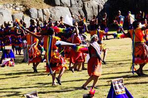 cusco, peru, 2015 - män och kvinnor dans i traditionell kostym foto