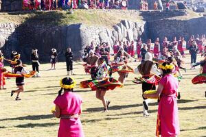 cusco, peru, 2015 - inti raymi festival män och kvinnor i kostym foto