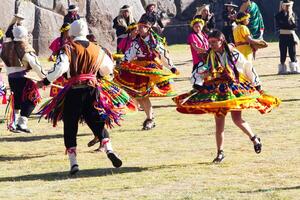 cusco, peru, 2015 - män och kvinnor dans på inti raymi festival foto