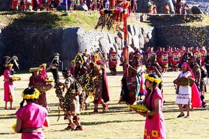 cusco, peru, 2015 - inti raymi festival inka kung gående med följe foto