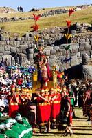 cusco, peru, 2015 - inka kung varelse genom på tron inti raymi kusco peru foto