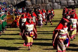 cusco, peru, 2015 - män och kvinnor i traditionell kostym inti raymi festival foto