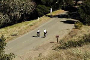 montera diablo, ca, 2015 - man och kvinna cyklister på berg väg 2000 fot elevation foto