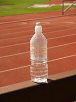 palo alt, ca, 2006 - övergiven plast vatten flaska med vatten kondensation på Spår foto