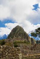 machu picchu, peru, 2015 - inka sten vägg ruiner med turister och bergen foto