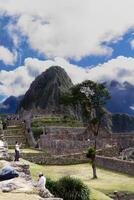 machu picchu, peru, 2015 - turist utforska inka ruiner söder Amerika foto