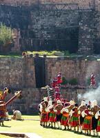 cusco, peru, 2015 - inti raymi festival män och kvinnor i kostym foto