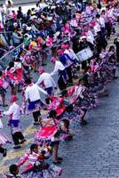 cusco, peru, 2015 - män och kvinnor dans i traditionell kostym inti raymi festival foto