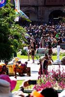 cusco, peru, 2015 - turister tittar på inti raymi festival prestanda söder Amerika foto