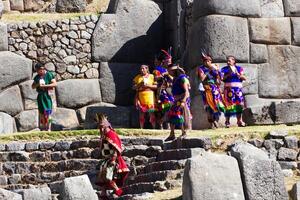 cusco, peru, 2015 - män i traditionell kostymer inti raymi festival foto
