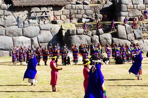 cusco, peru, 2015 - inti raymi festival söder Amerika män och kvinnor foto