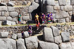 cusco, peru, 2015 - män i traditionell kostym bärande trumpetsnäcka skal inti raymi foto