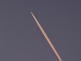 ånga spår Bakom jet klättrande upp in i himmel contrails foto