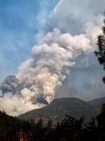 rök stigande från vild brand nära yosemite nationell parkera foto