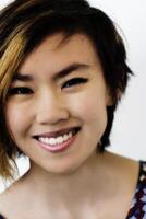 leende porträtt attraktiv asiatisk amerikan kvinna kort hår foto