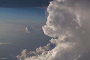 stor stackmoln moln och blå himmel från flygplan foto