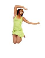 attraktiv afrikansk amerikan kvinna grön klänning Hoppar foto