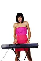 mager ljus flådd svart kvinna på piano foto