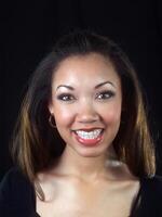 ung afrikansk amerikan kvinna leende med tandställning foto