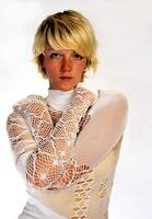 ung blond caucasian tonåring kvinna porträtt i vit topp foto