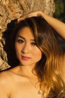 asiatisk amerikan kvinna utomhus porträtt bar axlar foto