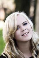 utomhus- porträtt attraktiv ung blond kvinna caucasian foto