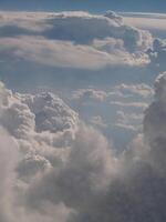 vit fluffig moln i blå himmel från flygplan foto