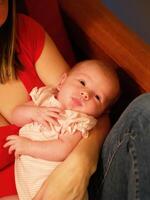 caucasian bebis vilar i mödrar knä i stol foto