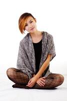 attraktiv mager asiatisk amerikan kvinna Sammanträde strumpor foto