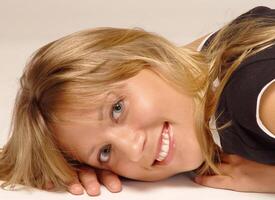 liggande porträtt caucasian blond kvinna leende foto